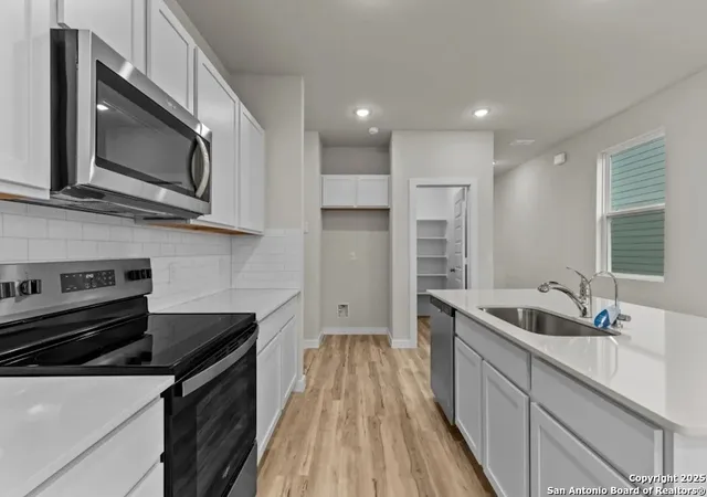 Photo 4 of Sale Pending at 2515 Rambo Dr, San Antonio, TX 78224 | MLS# 1914964 | Listing updated on 2025-10-16