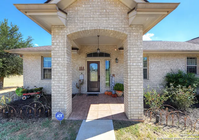 Photo 4 of Single family home for sale at 239 S Palo Alto, Floresville, TX 78114 | MLS# 1914987 | Listing updated on 2025-10-27