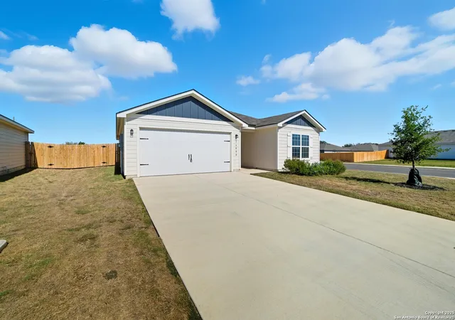 Photo 3 of Sale Pending at 16000 Windview Ct, Lytle, TX 78052 | MLS# 1915062 | Listing updated on 2025-11-19