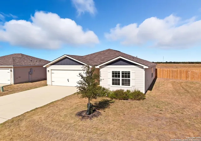 Photo 4 of Sale Pending at 16000 Windview Ct, Lytle, TX 78052 | MLS# 1915062 | Listing updated on 2025-11-19