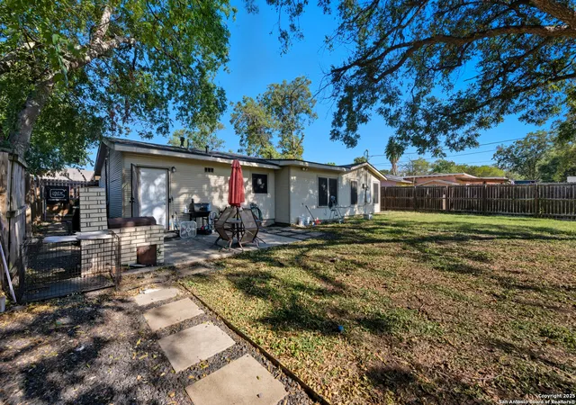 Photo 3 of Single family home for sale at 118 Raleigh Pl, San Antonio, TX 78201 | MLS# 1915078 | Listing updated on 2026-10-09