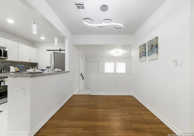 Photo 3 of Single family home for sale at 1927 W Ridgewood, San Antonio, TX 78201 | MLS# 1915090 | Listing updated on 2025-10-24