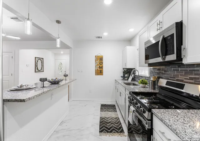 Photo 3 of Single family home for sale at 1927 W Ridgewood, San Antonio, TX 78201 | MLS# 1915090 | Listing updated on 2025-10-24
