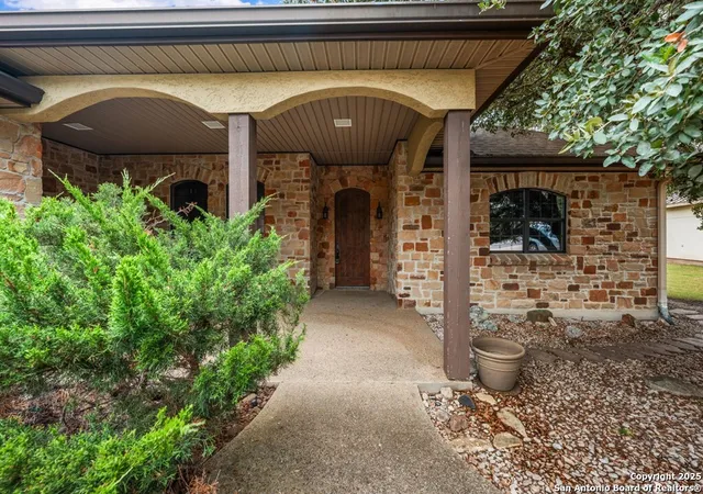 Photo 3 of Single family home for sale at 1705 N Valencia Dr, Kerrville, TX 78028 | MLS# 1915432 | Listing updated on 2026-01-23
