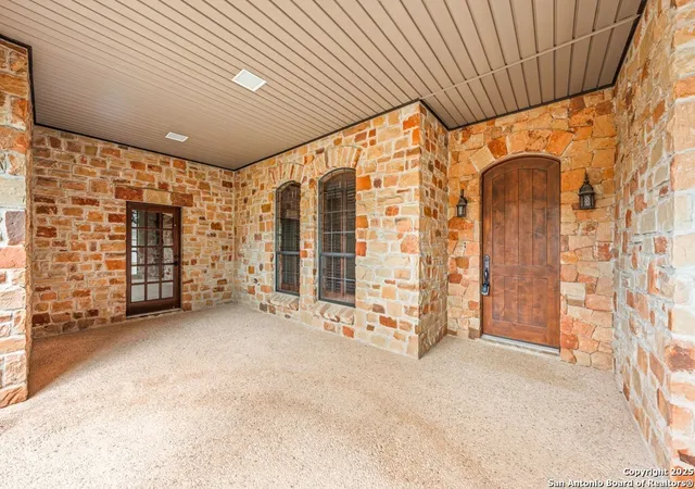 Photo 4 of Single family home for sale at 1705 N Valencia Dr, Kerrville, TX 78028 | MLS# 1915432 | Listing updated on 2026-01-23