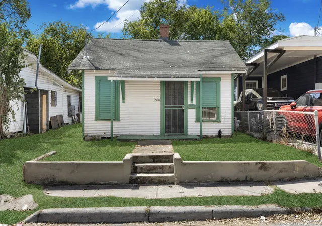Photo 3 of Sale Pending at 2230 Poplar, San Antonio, TX 78207 | MLS# 1915543 | Listing updated on 2025-10-18