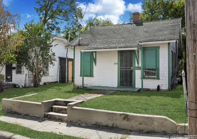 Photo 3 of Sale Pending at 2230 Poplar, San Antonio, TX 78207 | MLS# 1915543 | Listing updated on 2025-10-18