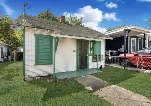 Photo 4 of Sale Pending at 2230 Poplar, San Antonio, TX 78207 | MLS# 1915543 | Listing updated on 2025-10-18