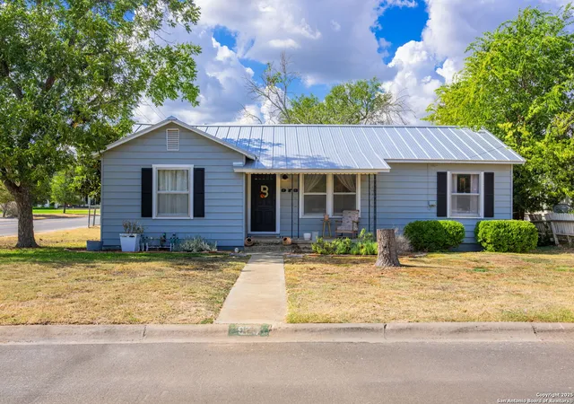 Photo 1 of Single family home for sale at 973 Garden St, Kerrville, TX 78028 | MLS# 1915567 | Listing updated on 2025-11-12