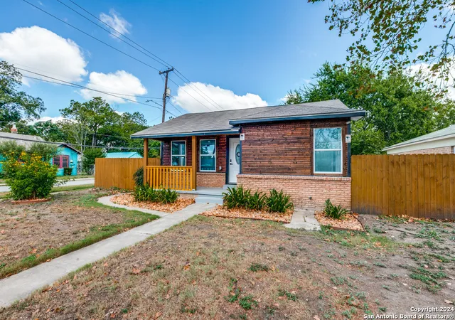 Photo 2 of Sale Pending at 259 Drake Ave, San Antonio, TX 78204 | MLS# 1915611 | Listing updated on 2025-10-20