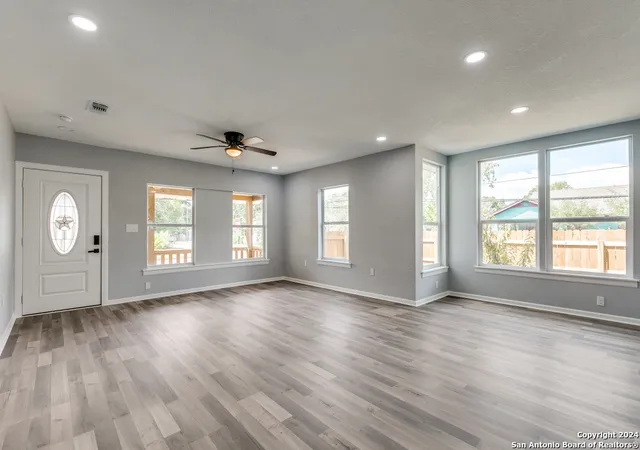 Photo 4 of Sale Pending at 259 Drake Ave, San Antonio, TX 78204 | MLS# 1915611 | Listing updated on 2025-10-20