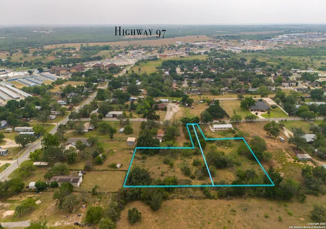 Photo 3 of Sale Pending at 1510 W Sandy Ln, Pleasanton, TX 78064 | MLS# 1915629 | Listing updated on 2025-11-25