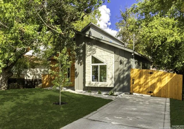 Photo 2 of Sale Pending at 1735 E Crockett St, San Antonio, TX 78202 | MLS# 1915650 | Listing updated on 2025-10-16