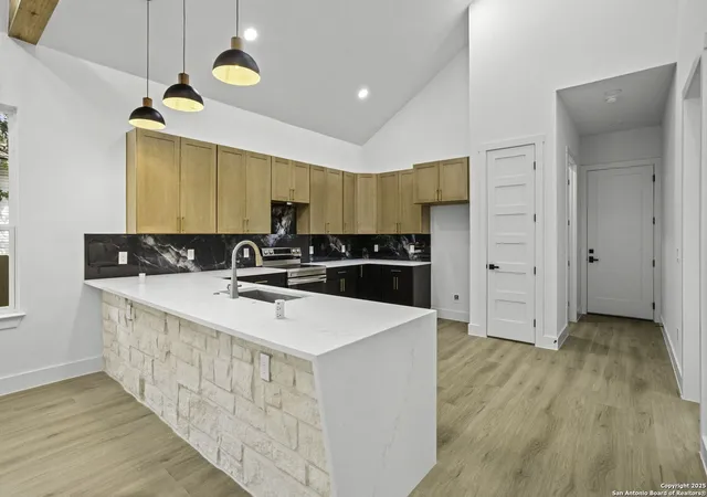Photo 4 of Sale Pending at 1735 E Crockett St, San Antonio, TX 78202 | MLS# 1915650 | Listing updated on 2025-10-16
