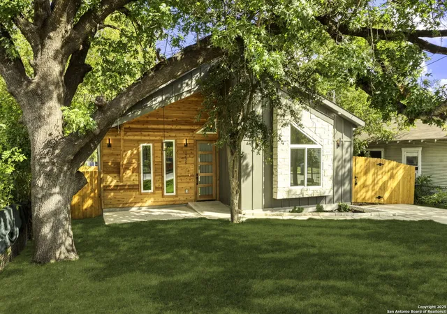 Photo 1 of Sale Pending at 1735 E Crockett St, San Antonio, TX 78202 | MLS# 1915650 | Listing updated on 2025-10-16