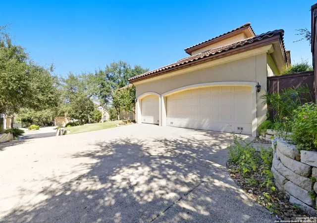 Photo 3 of Sale Pending at 319 Springside, San Antonio, TX 78260 | MLS# 1915795 | Listing updated on 2026-01-27
