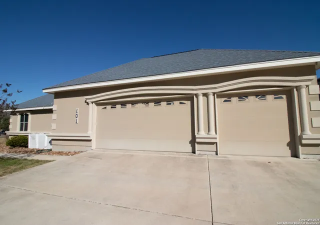 Photo 3 of Single family home for sale at 101 Auburn Cove, La Vernia, TX 78121 | MLS# 1915857 | Listing updated on 2025-12-02