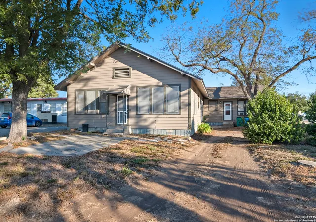 3rd image of 613&615 E Court, Seguin, TX 78155 | MLS# 1915940