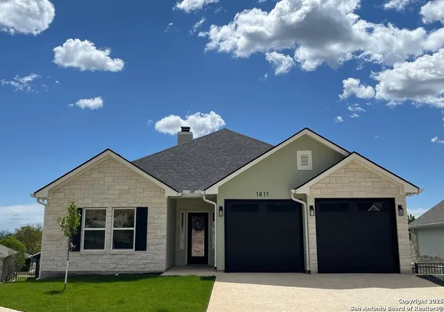 Photo 2 of Single family home for sale at 1811 Chateau Ln, Kerrville, TX 78028 | MLS# 1916014 | Listing updated on 2026-01-13