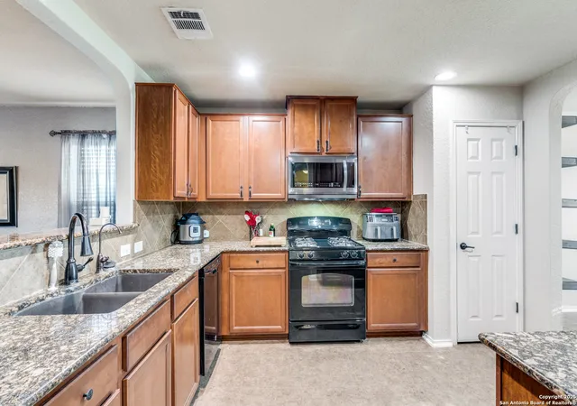 Photo 3 of Sale Pending at 11319 Five Iron, San Antonio, TX 78221 | MLS# 1916087 | Listing updated on 2026-01-03