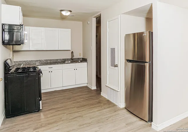 Photo 4 of Sale Pending at 927 H, San Antonio, TX 78220 | MLS# 1916092 | Listing updated on 2025-11-20