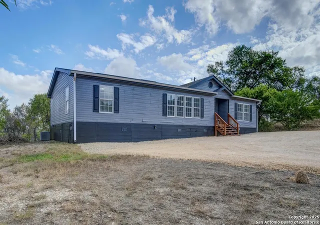 Photo 3 of Sale Pending at 804 County Rd 4511, Hondo, TX 78861 | MLS# 1916103 | Listing updated on 2026-01-06