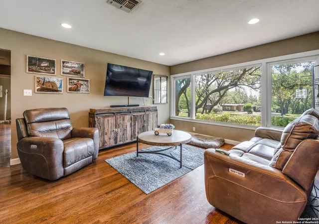 Photo 3 of Sale Pending at 125 Sunway Dr, San Antonio, TX 78232 | MLS# 1916116 | Listing updated on 2025-12-02