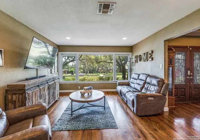 Photo 4 of Sale Pending at 125 Sunway Dr, San Antonio, TX 78232 | MLS# 1916116 | Listing updated on 2025-12-02