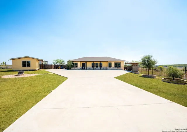 2nd image of 749 El Rey Dr, Kyle, TX 78640 | MLS# 1916218