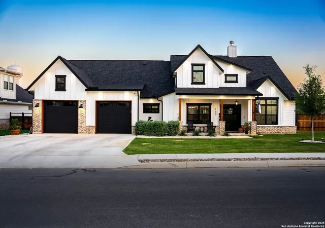 2nd image of 100 E Magnolia Cir, La Vernia, TX 78121 | MLS# 1916240