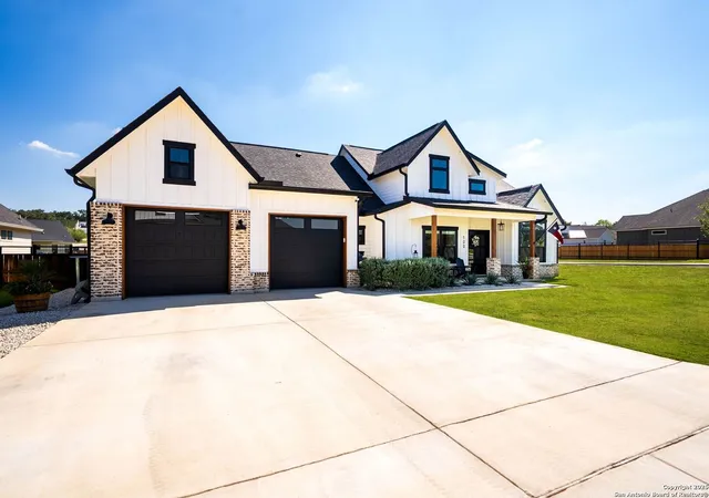 4th image of 100 E Magnolia Cir, La Vernia, TX 78121 | MLS# 1916240