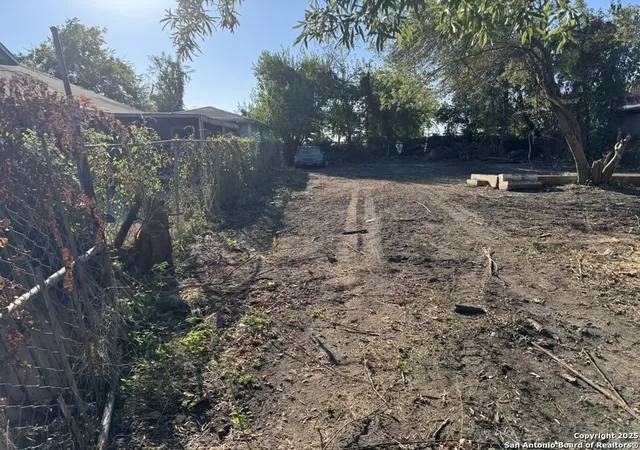 Photo 3 of Sale Pending at 1402 W Victorson St, Houston, TX 77015 | MLS# 1916315 | Listing updated on 2025-11-03