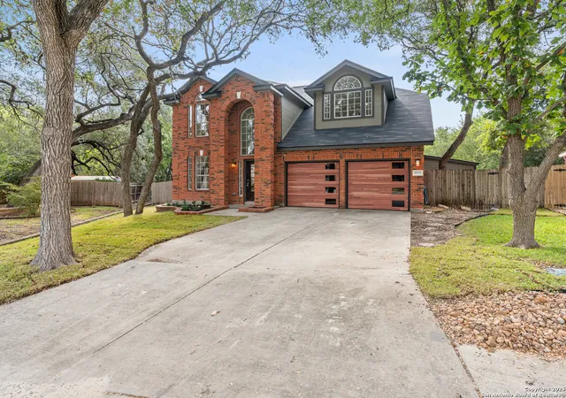 Photo 2 of Sale Pending at 3210 Britt Ln, San Antonio, TX 78247 | MLS# 1916341 | Listing updated on 2025-10-30