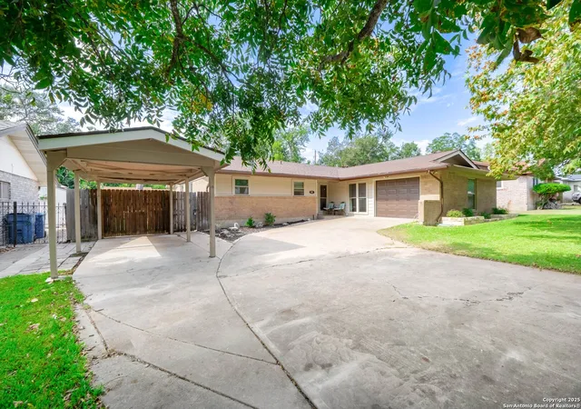 Photo 1 of Sale Pending at 901 Lake Dr, Kerrville, TX 78028 | MLS# 1916365 | Listing updated on 2025-11-21