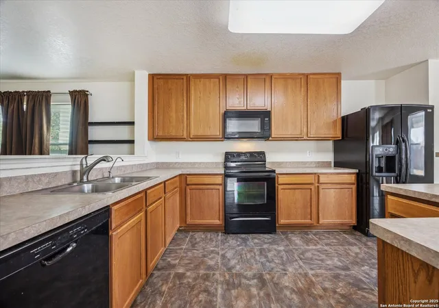 Photo 4 of Single family home for sale at 668 Nw Crossing, New Braunfels, TX 78130 | MLS# 1916477 | Listing updated on 2025-10-28