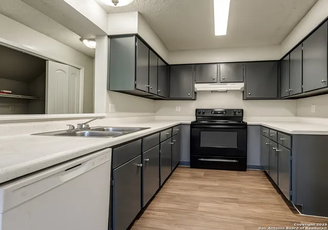 Listing Photo 5 - Condo for sale in building located at 7527 Oak Chase, San Antonio, TX 78239
