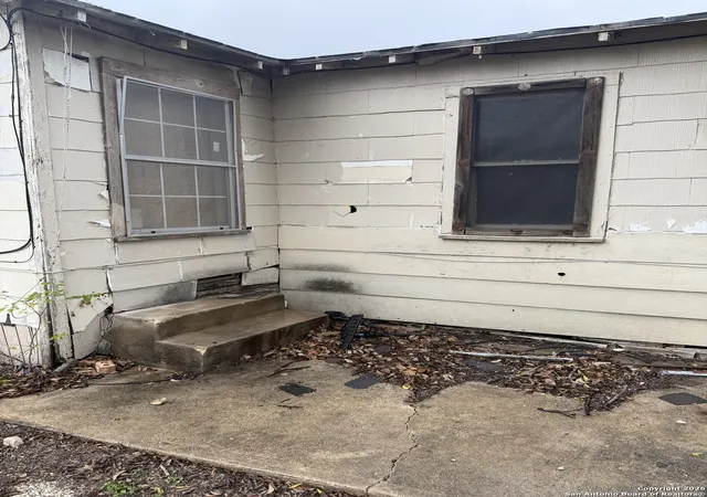 Photo 3 of Sale Pending at 1018 San Francisco, San Antonio, TX 78201 | MLS# 1916514 | Listing updated on 2025-10-23