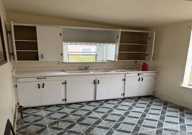 Photo 2 of Single family home for sale at 108 Maria Aly, San Antonio, TX 78207 | MLS# 1916544 | Listing updated on 2025-10-29