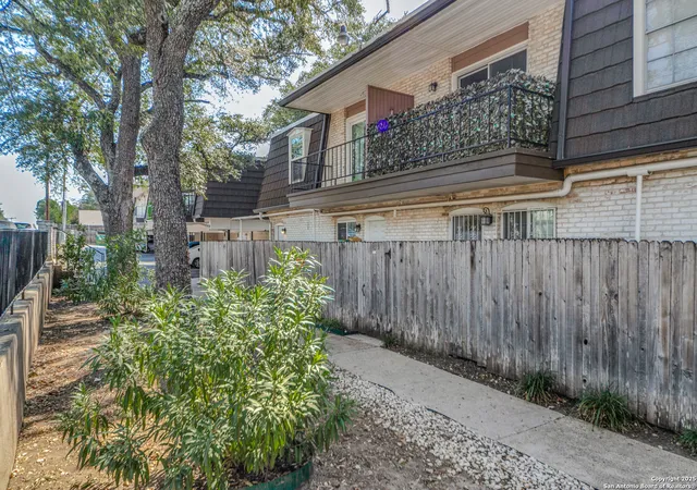 Listing Photo 3 - Condo for sale in building located at 8058 Broadway, San Antonio, TX 78209 - Unit #138N