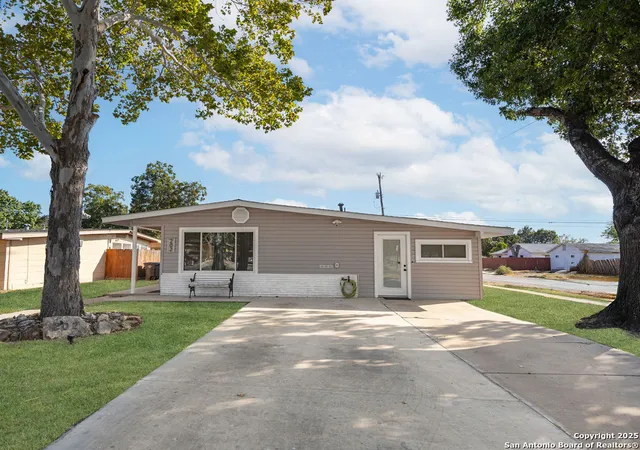 Photo 1 of Sale Pending at 202 E Formosa Blvd, San Antonio, TX 78221 | MLS# 1916644 | Listing updated on 2025-11-10