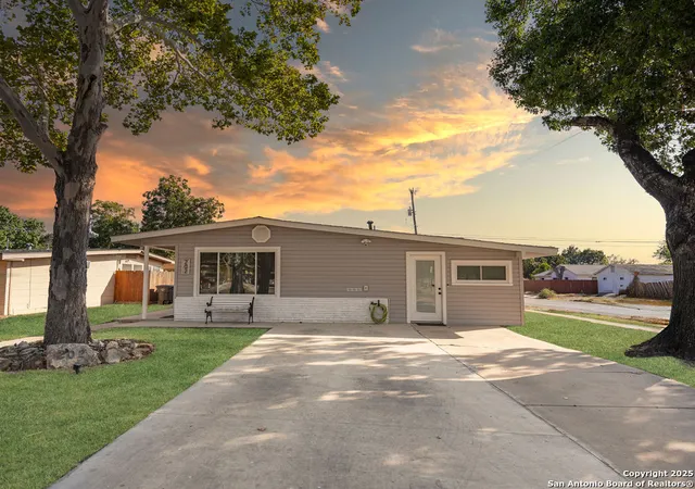 Photo 2 of Sale Pending at 202 E Formosa Blvd, San Antonio, TX 78221 | MLS# 1916644 | Listing updated on 2025-11-10