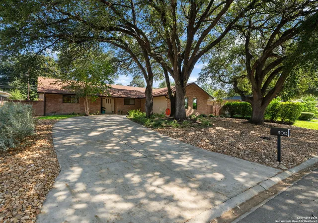Photo 2 of Sale Pending at 300 Towne Vue, San Antonio, TX 78213 | MLS# 1916710 | Listing updated on 2026-02-17
