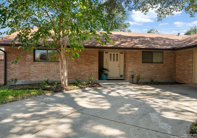 Photo 3 of Sale Pending at 300 Towne Vue, San Antonio, TX 78213 | MLS# 1916710 | Listing updated on 2026-02-17