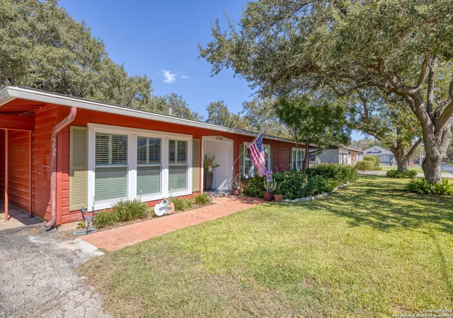 Photo 3 of Single family home for sale at 1204 27Th, Hondo, TX 78861 | MLS# 1916742 | Listing updated on 2025-11-16