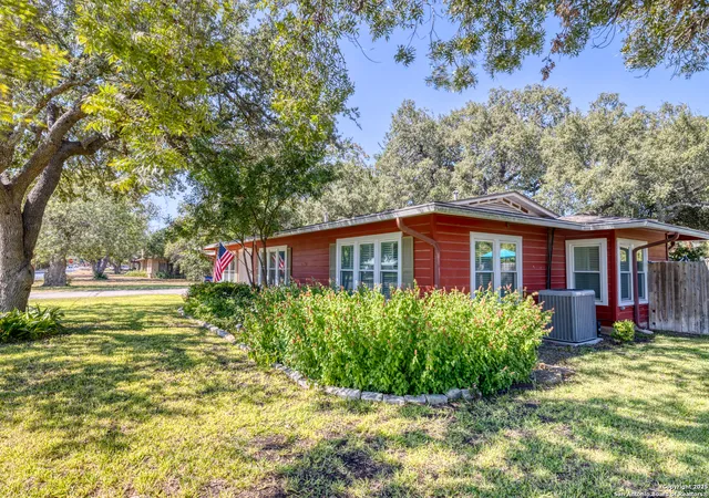 Photo 4 of Single family home for sale at 1204 27Th, Hondo, TX 78861 | MLS# 1916742 | Listing updated on 2025-11-16