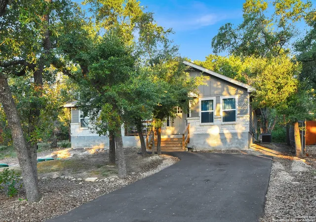 Photo 2 of Single family home for sale at 1532 Hillcrest, Canyon Lake, TX 78133 | MLS# 1916791 | Listing updated on 2025-11-07