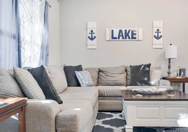 Photo 4 of Single family home for sale at 1532 Hillcrest, Canyon Lake, TX 78133 | MLS# 1916791 | Listing updated on 2025-11-07