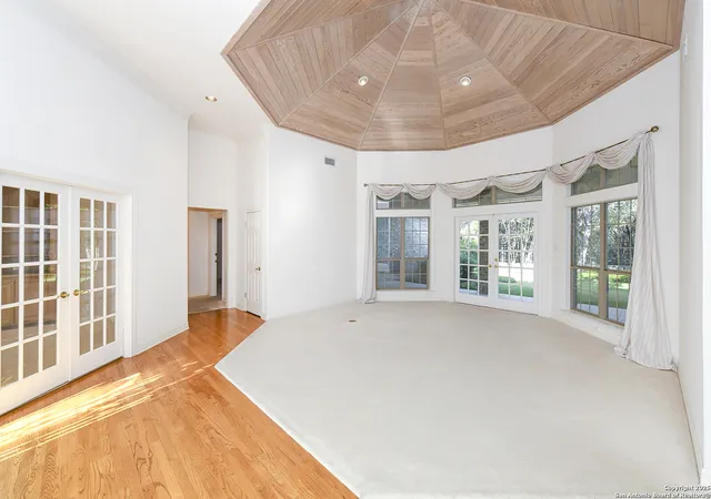 Photo 4 of Sale Pending at 13 Westelm Cir, San Antonio, TX 78230 | MLS# 1916903 | Listing updated on 2026-05-12