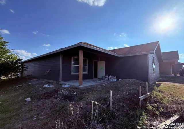 Photo 3 of Single family home for sale at 806 W Bates, Beeville, TX 78102 | MLS# 1916948 | Listing updated on 2025-10-31