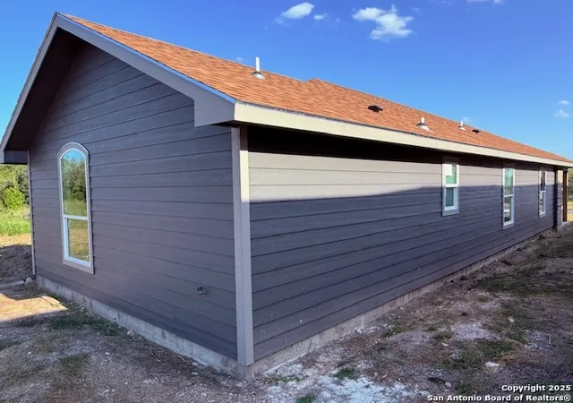 Photo 3 of Single family home for sale at 806 W Bates, Beeville, TX 78102 | MLS# 1916948 | Listing updated on 2025-10-31